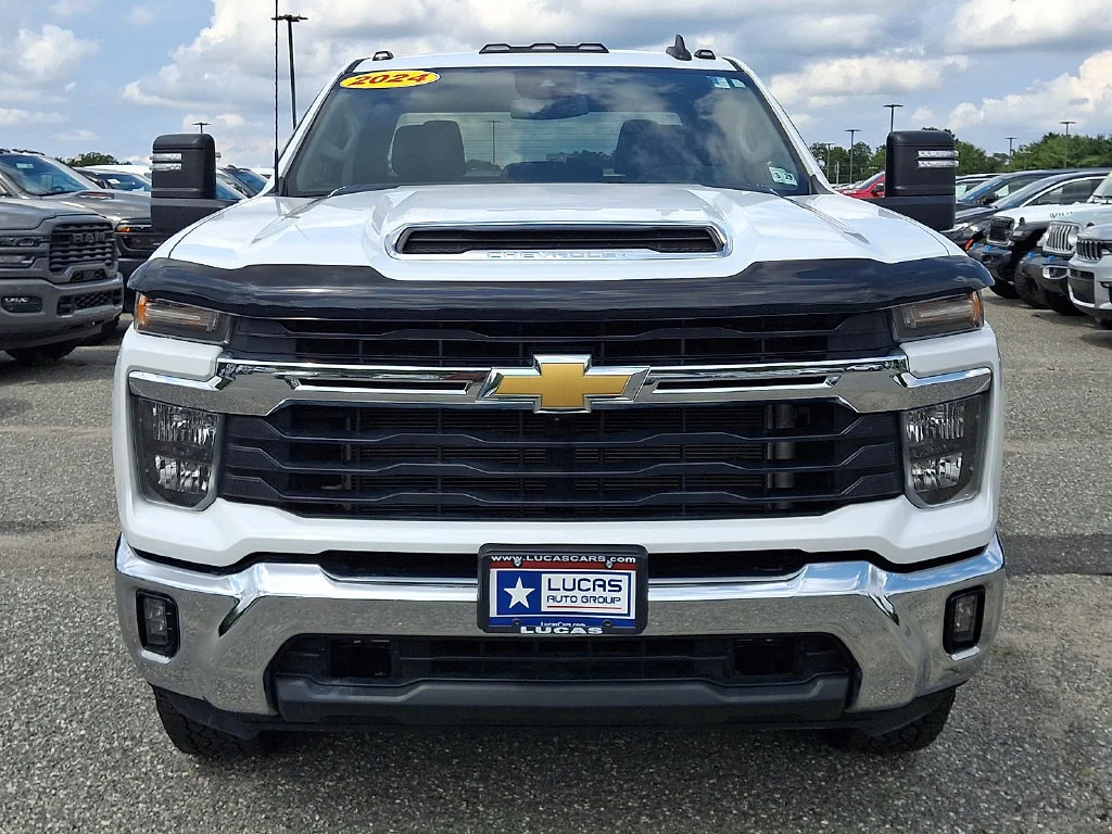 Used 2024 Summit White Chevrolet LT image 4