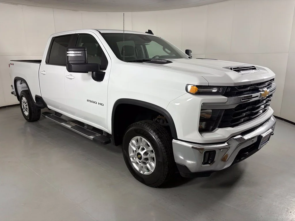 Used 2025 White Chevrolet LT image 2