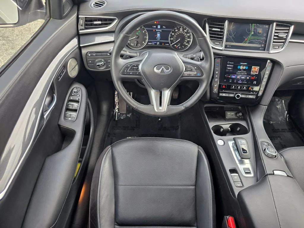 Used 2025 White INFINITI SPORT image 31