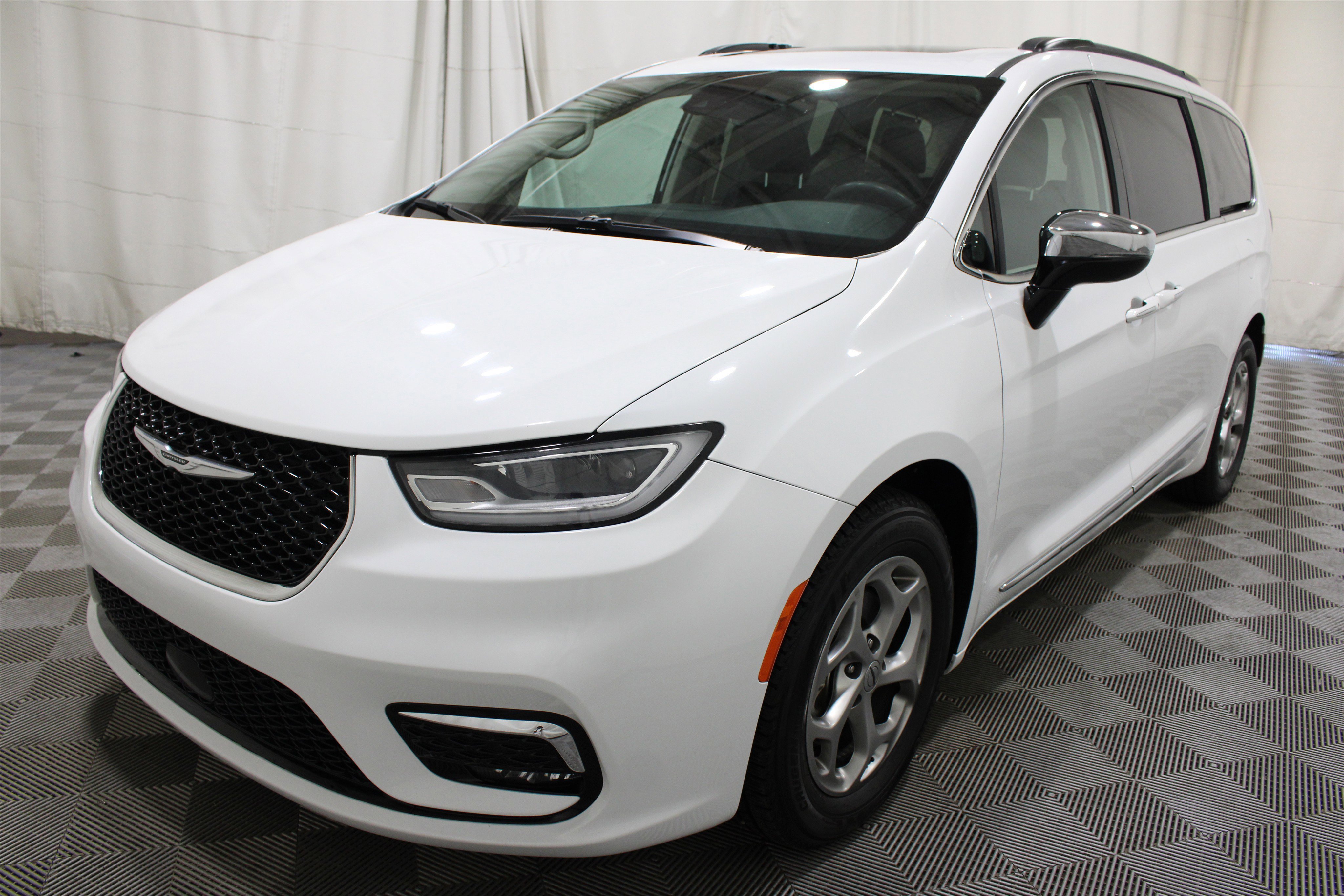 Used 2023 Bright White Clearcoat Chrysler Limited image 36
