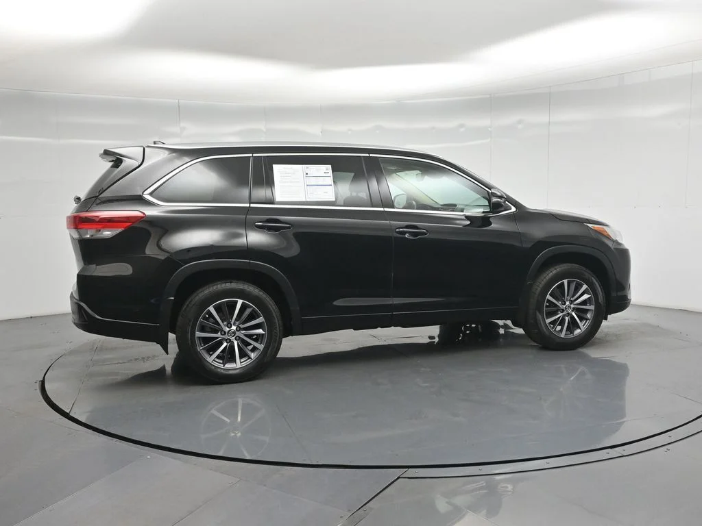 Used 2018 Black Toyota XLE image 28