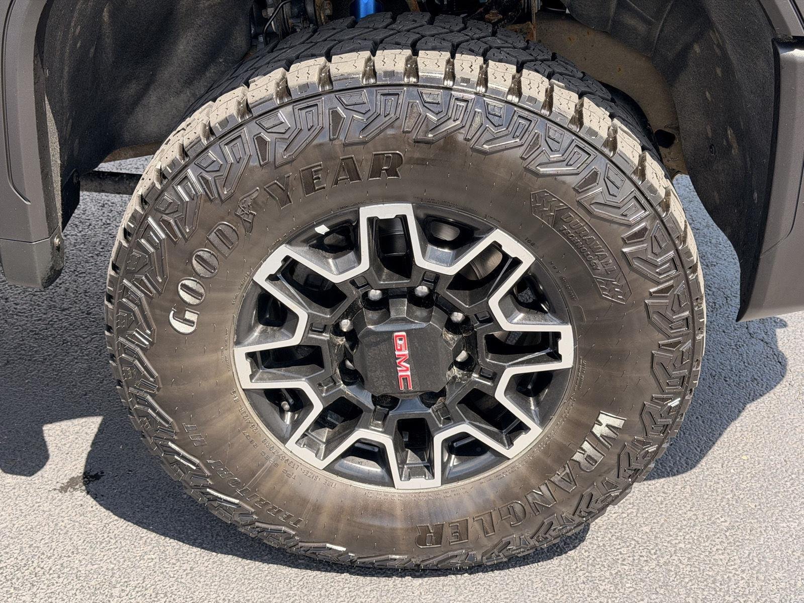 Used 2025 Onyx Black GMC AT4X image 23