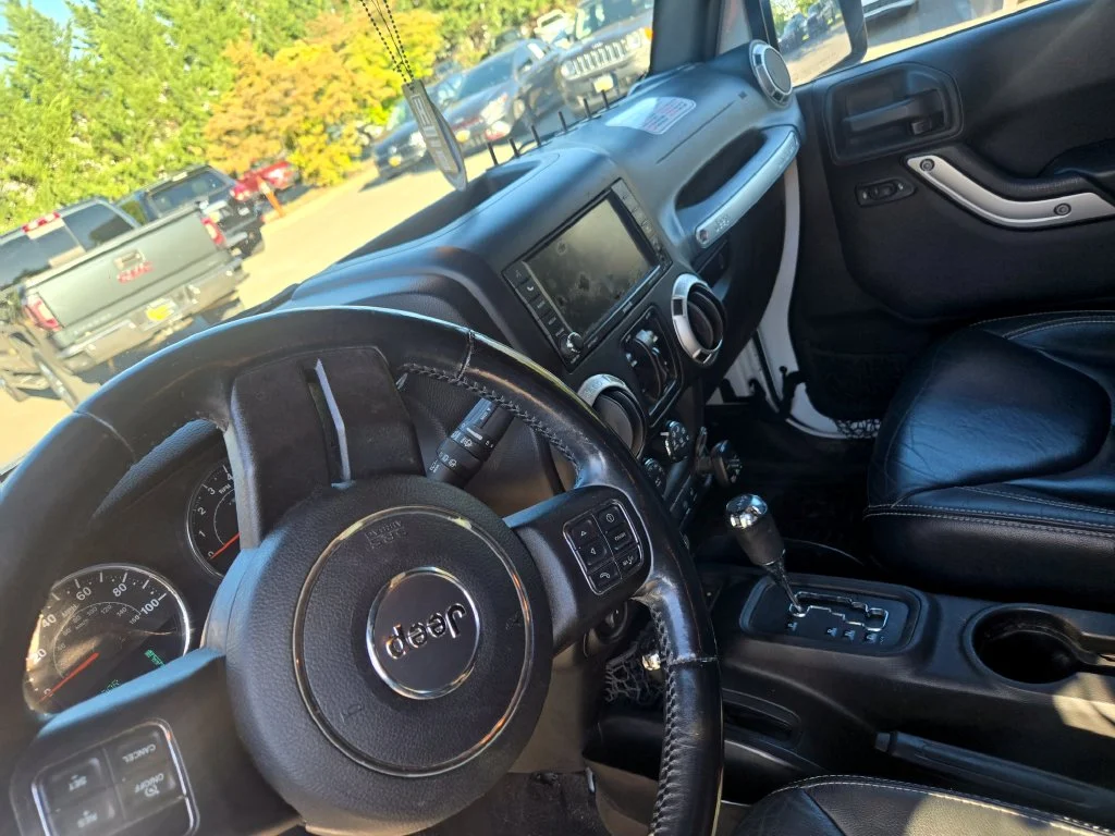 Used 2015 White Jeep Unlimited Rubicon image 12