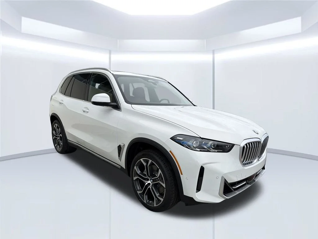 New 2026 Alpine White BMW sDrive40i image 8