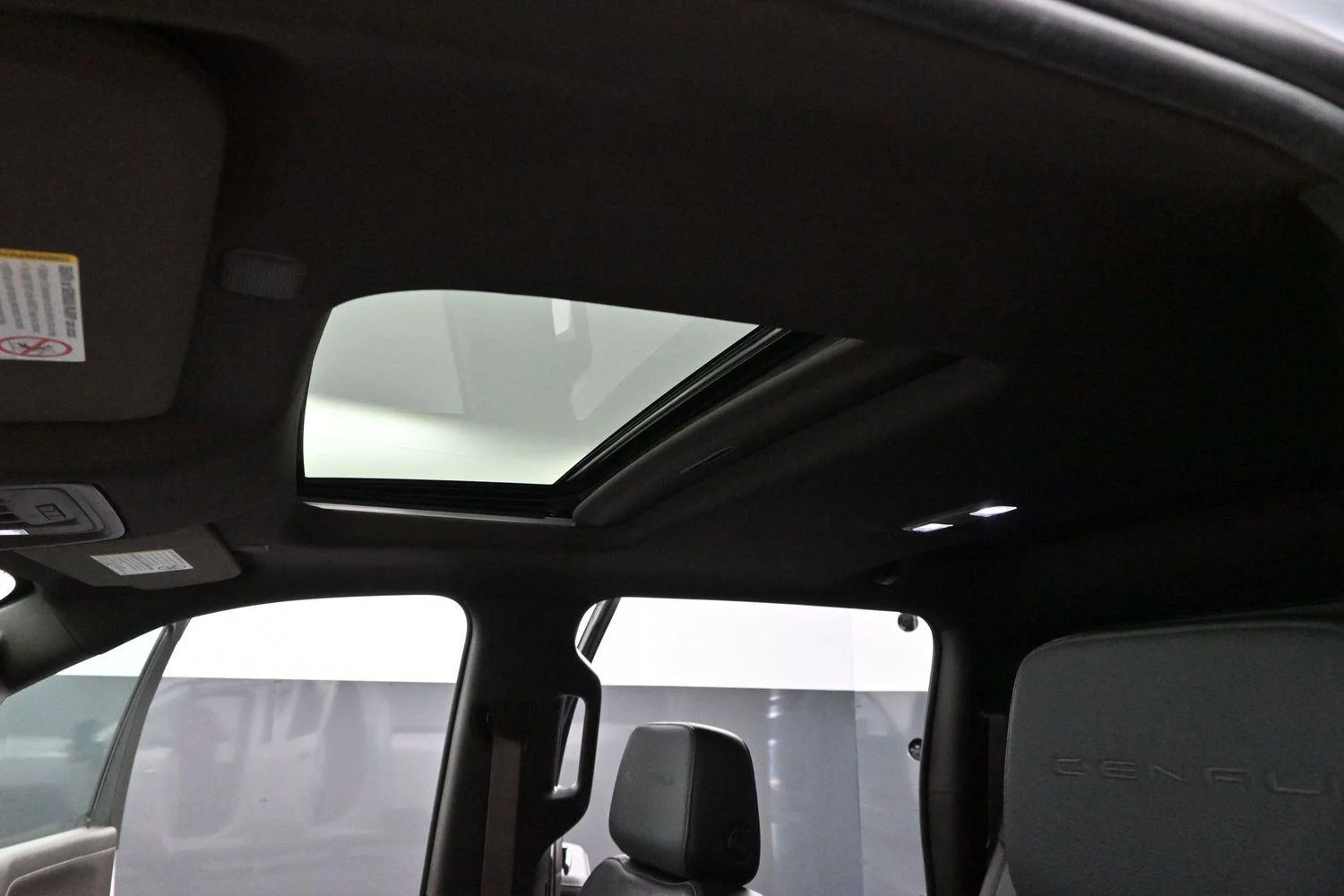 Used 2022 White Frost Tricoat GMC Denali image 37