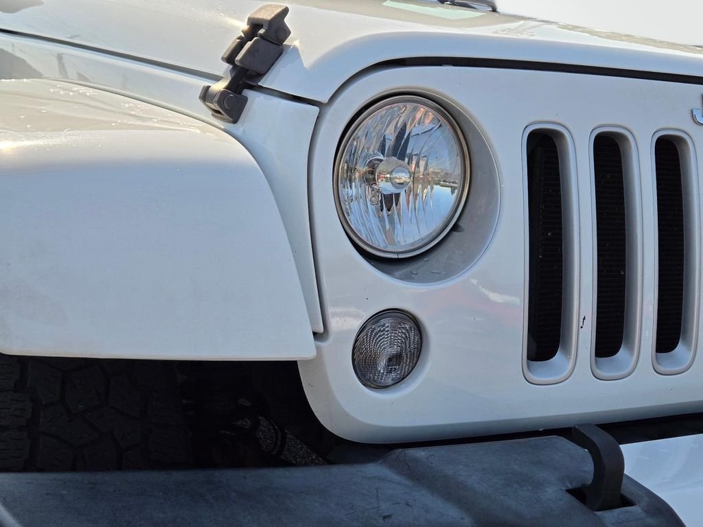 Used 2016 White Jeep Sahara image 2