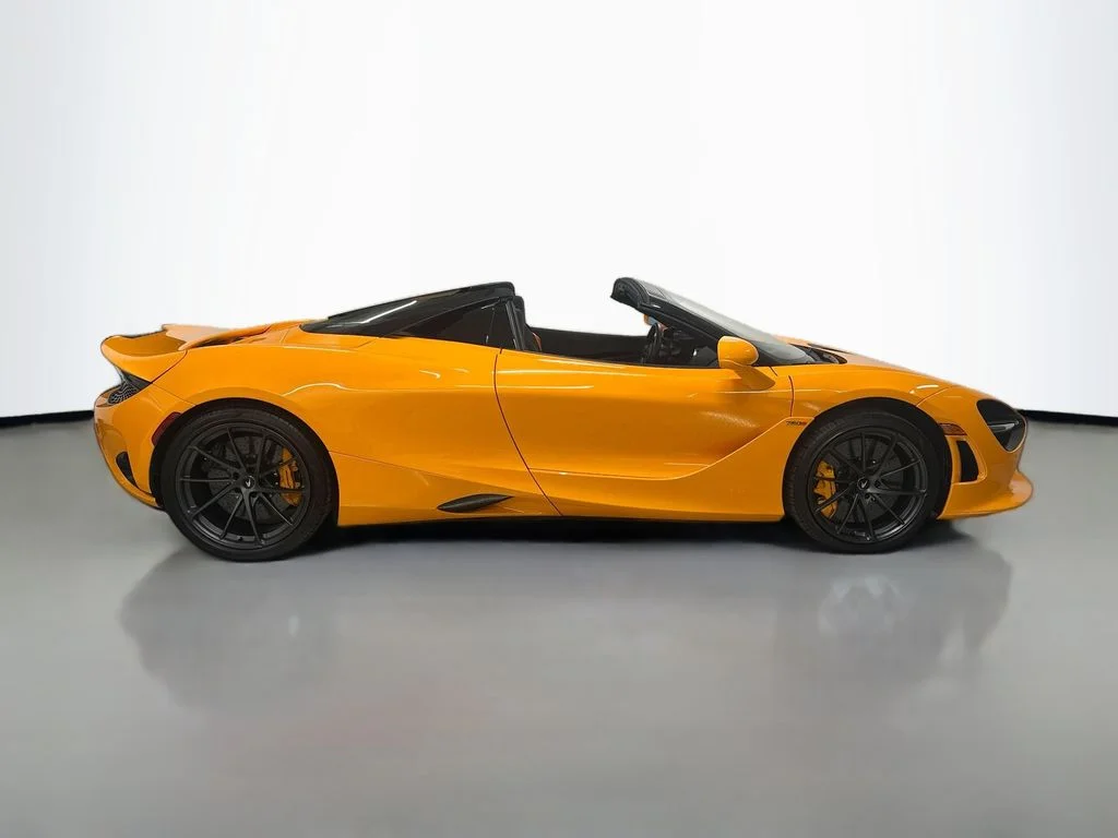 Used 2025  McLaren  image 8