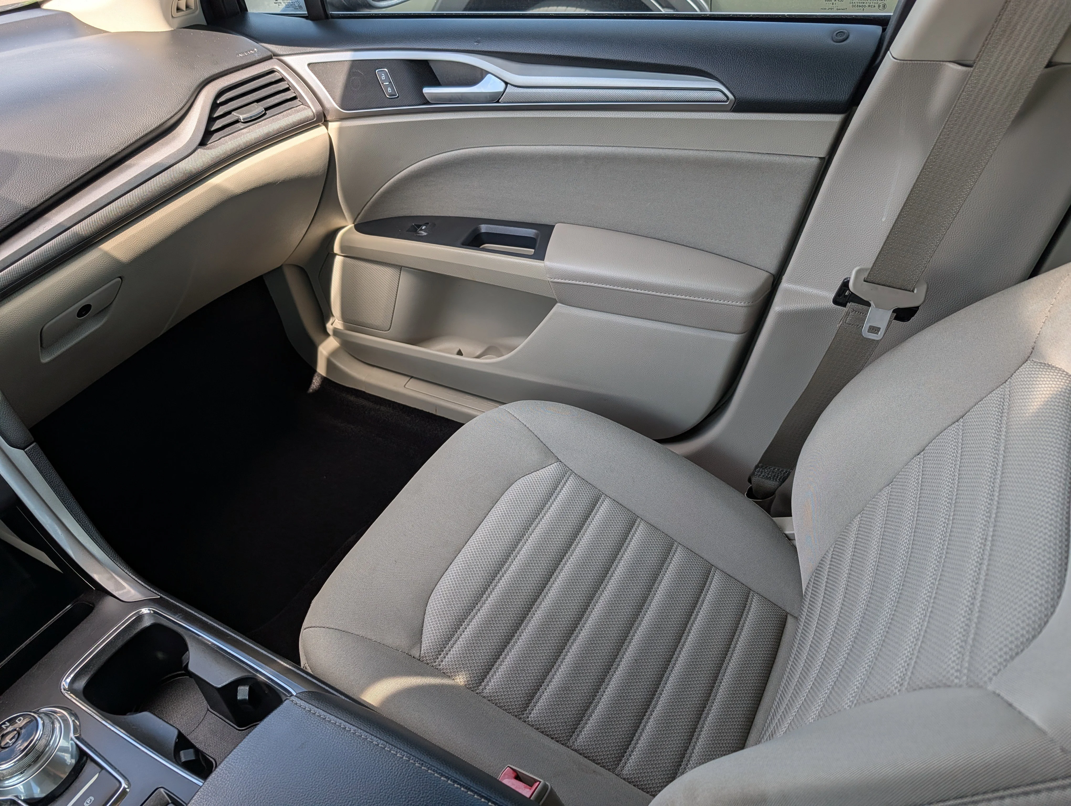 Used 2019 Magnetic Metallic Ford SE image 11