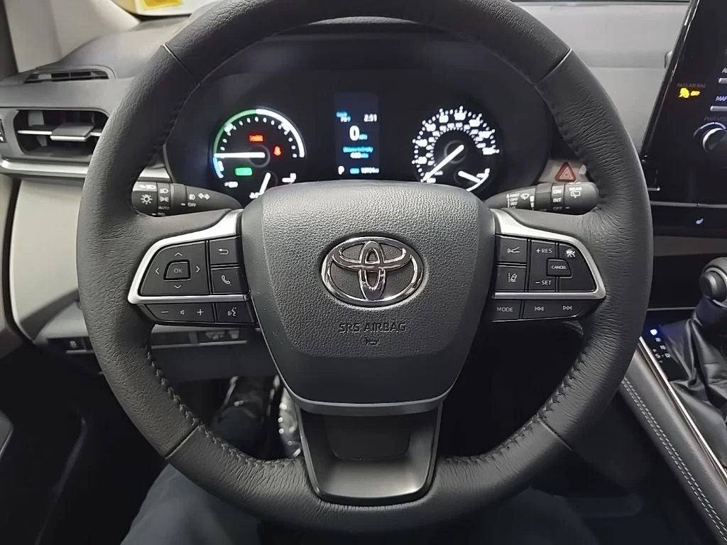 Used 2021 White Toyota XLE image 19