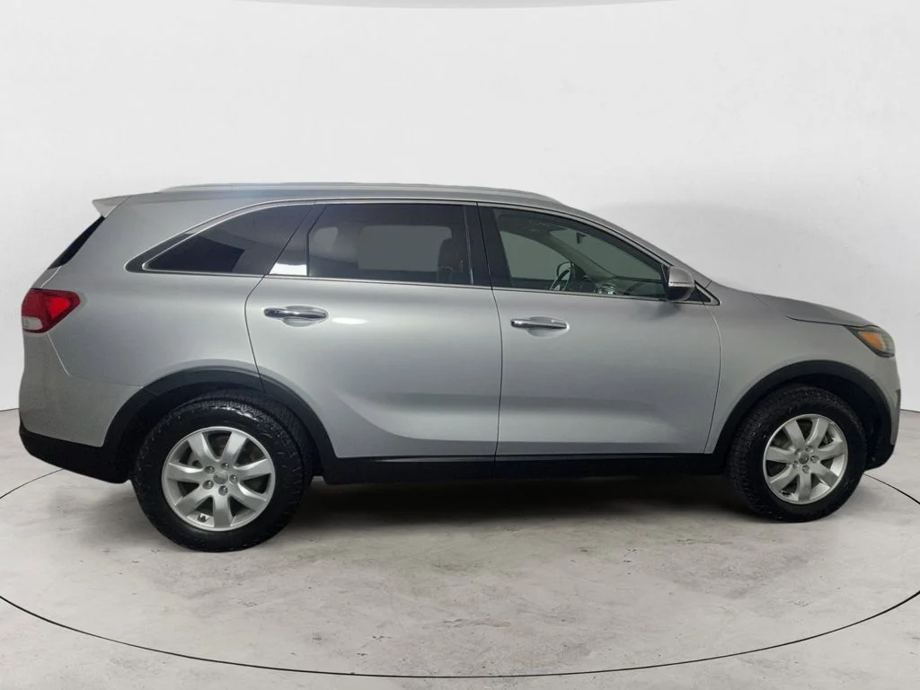 Used 2016 Silver Kia LX image 6