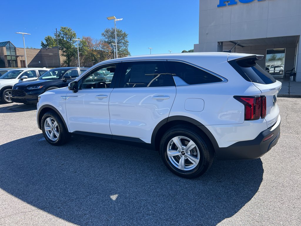 2023 Kia Sorento LX photo 3