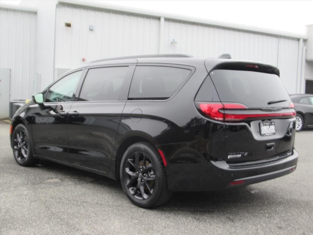New 2026 Diamond Black Crystal Pearl-Coat Exterior Paint Chrysler Select image 4