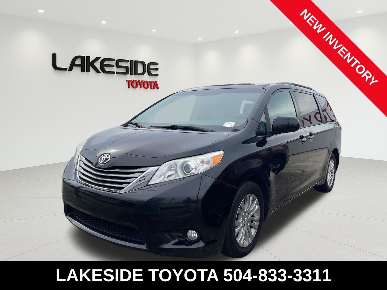 2017 Toyota Sienna XLE Premium V6 8-Passenger's photo