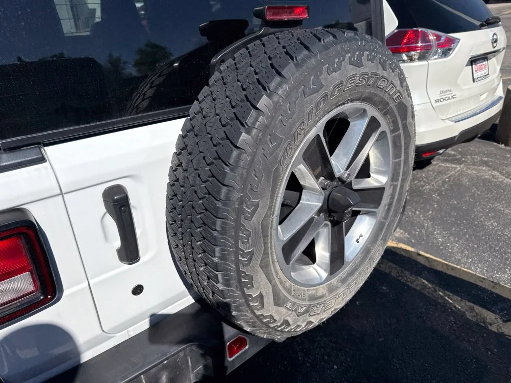 Used 2018 White Jeep Unlimited Sahara image 14