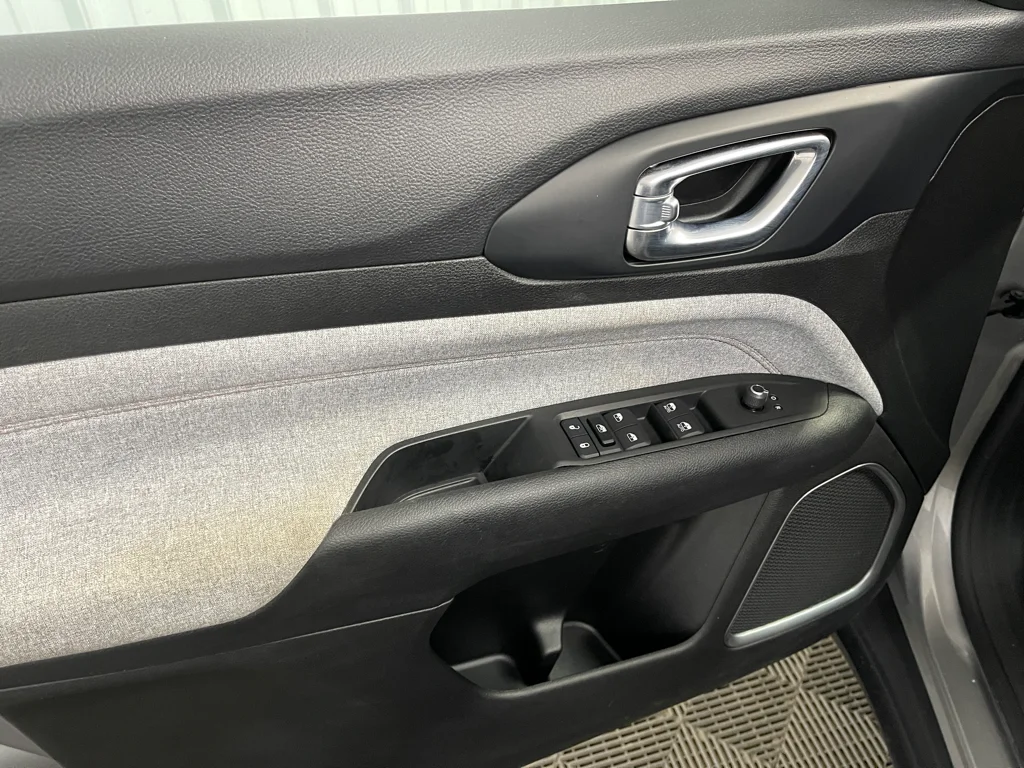 Used 2022 Silver Jeep Latitude Lux image 30