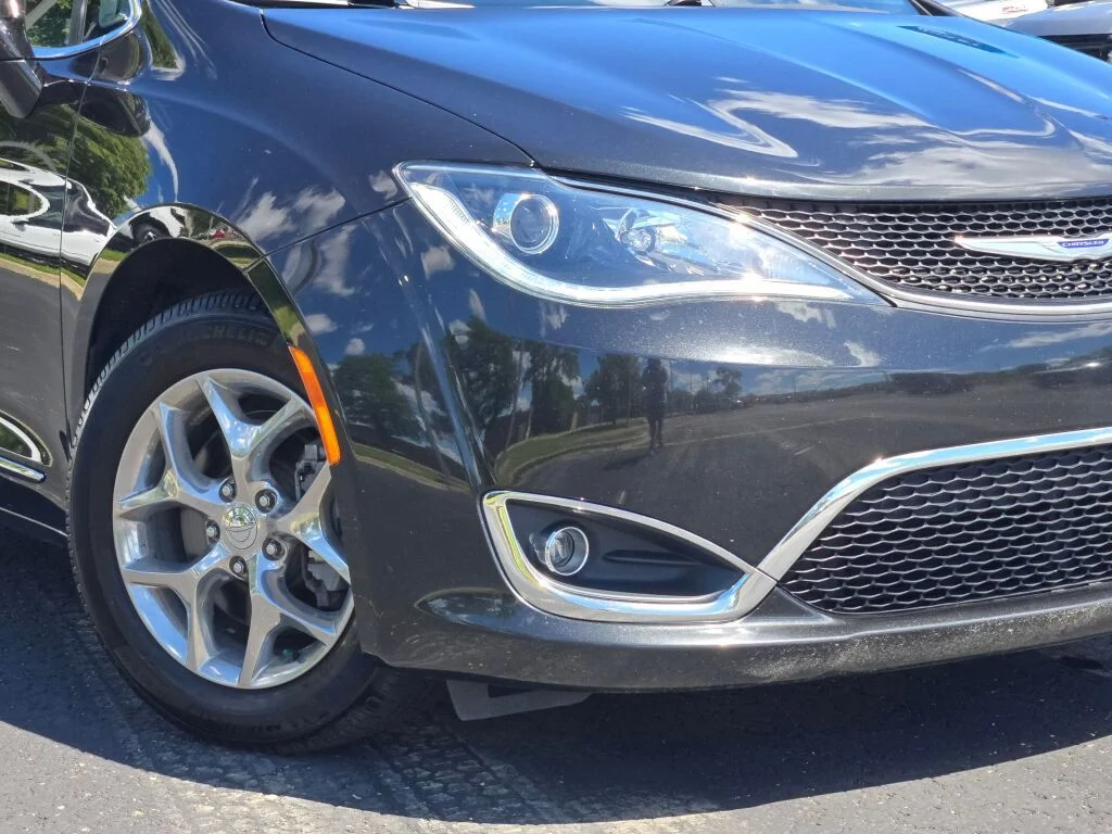 Used 2020 Black Chrysler Limited image 3