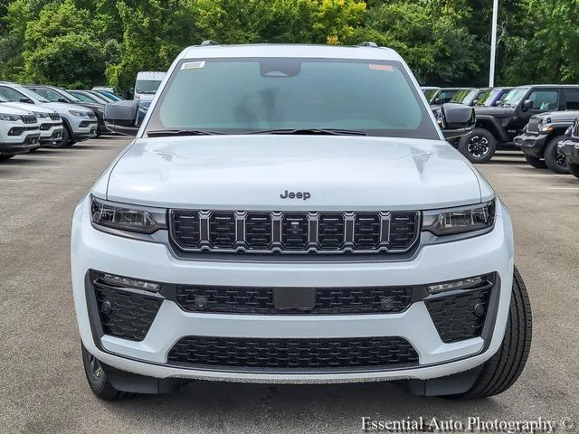 New 2027 Bright White Clear-Coat Paint Jeep Limited Reserve image 4