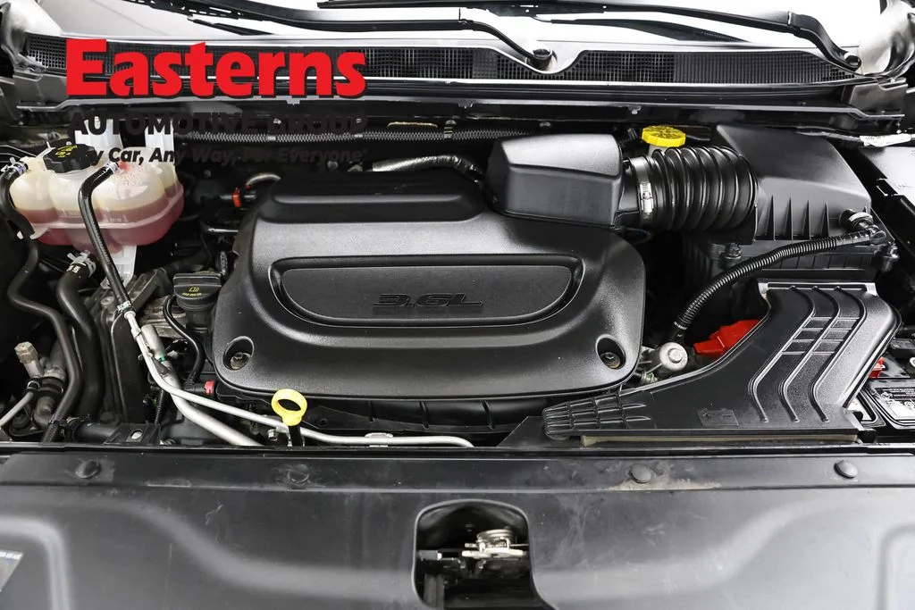 Used 2023 Black Chrysler Touring L image 7