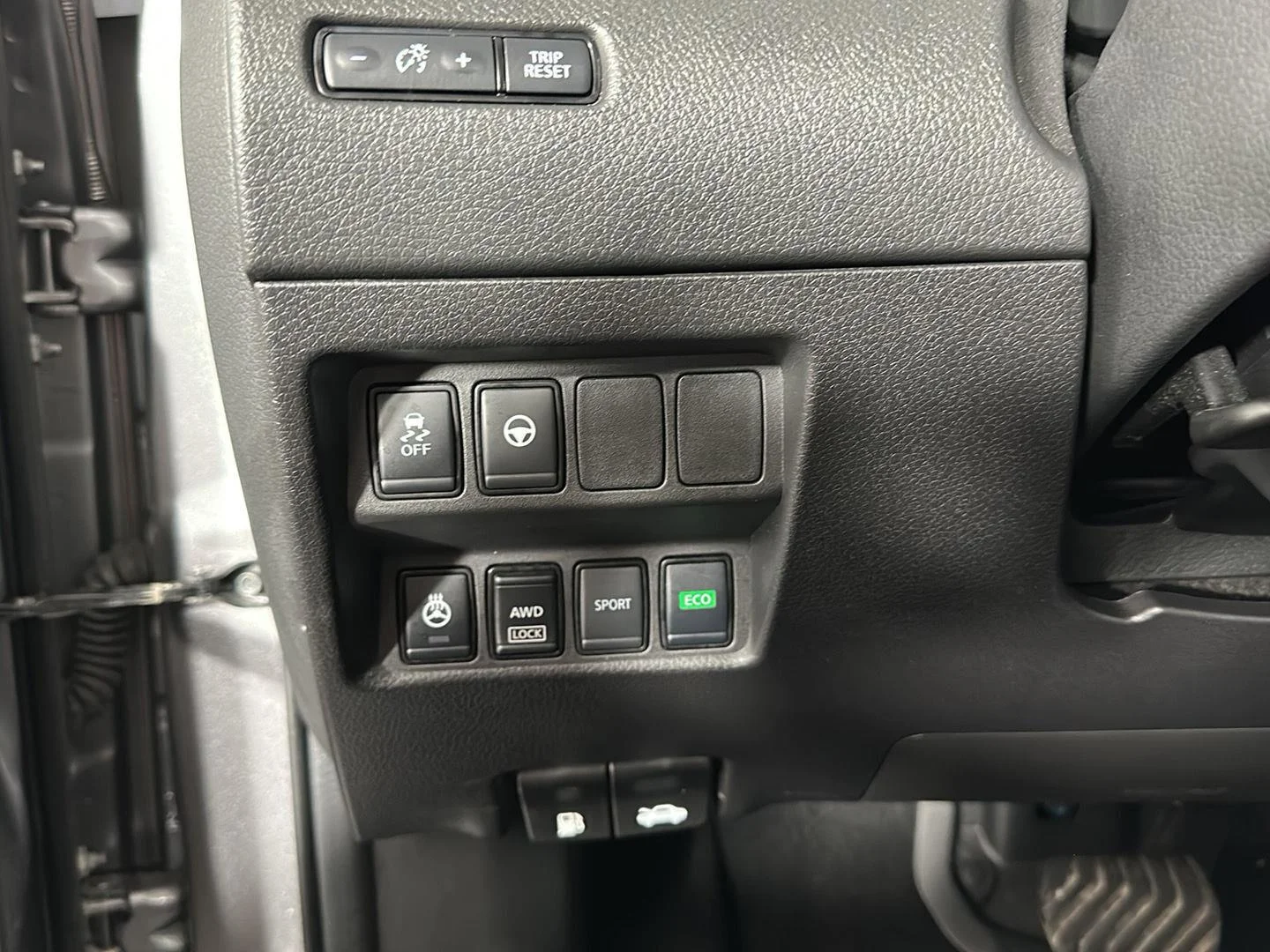 Used 2022 Gun Metallic Nissan SL image 19