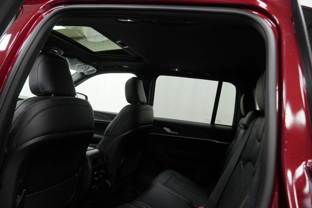 New 2026 Velvet Red Pearl-Coat Exterior Paint Jeep Altitude image 19