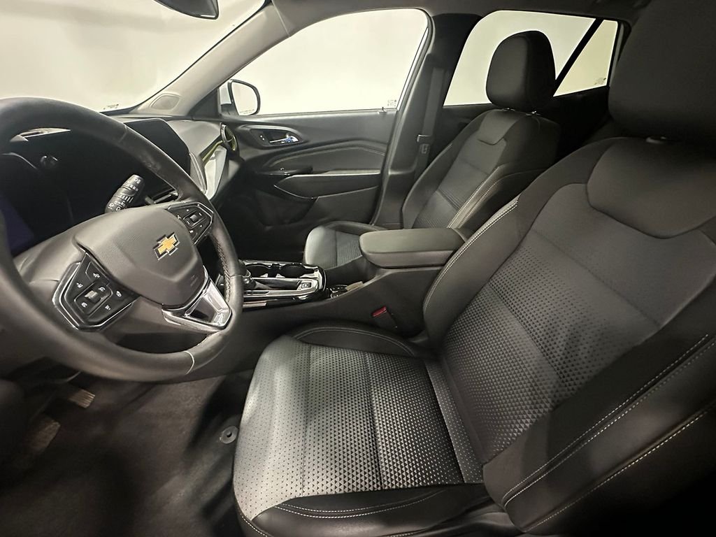 Used 2025 White Chevrolet LT image 3