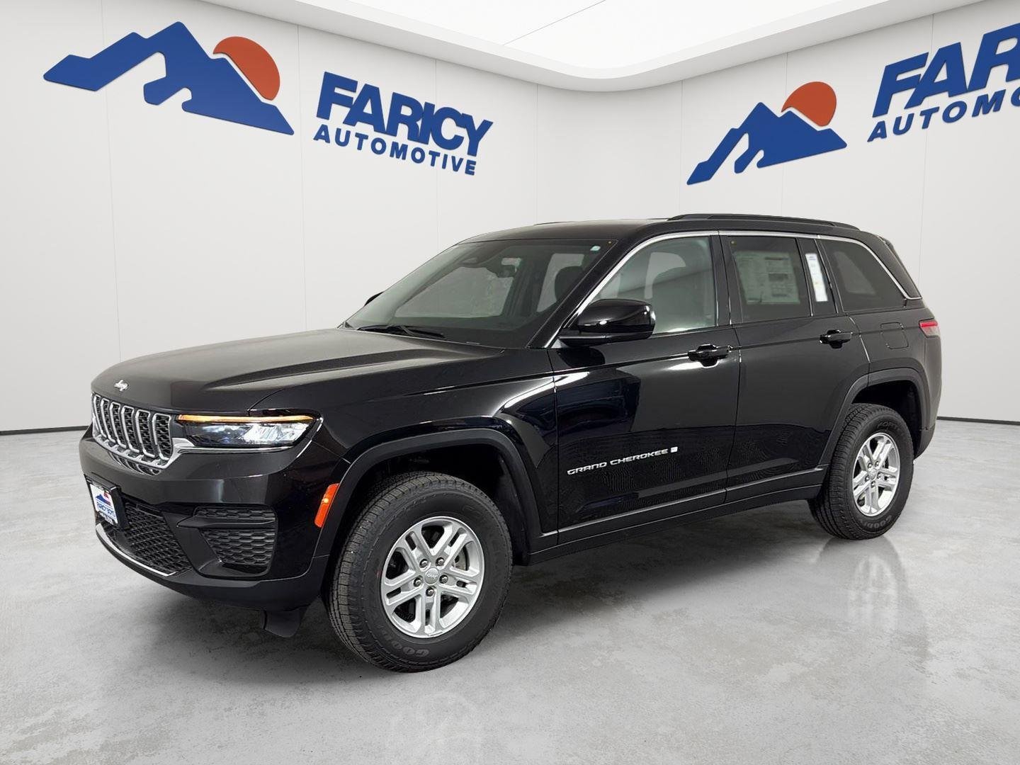 New 2025 Diamond Black Crystal Pearl-Coat Exterior Paint Jeep Laredo image 1