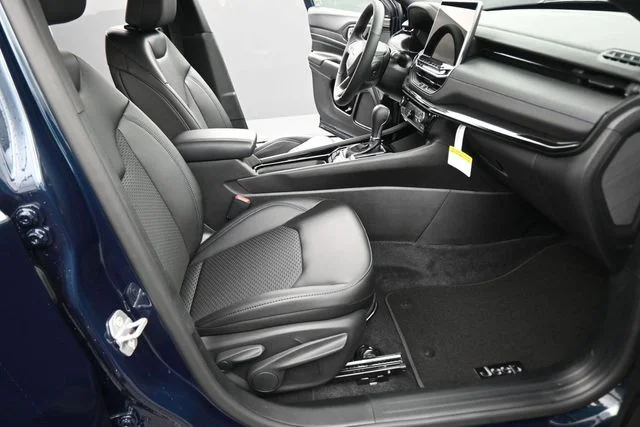 New 2026 Fathom Blue Pearl-Coat Exterior Paint Jeep Latitude image 22