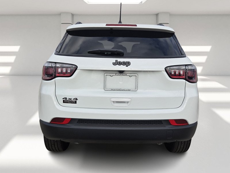 New 2026 Bright White Clear-Coat Exterior Paint Jeep LATITUDE ALTITUDE 4X4 image 4