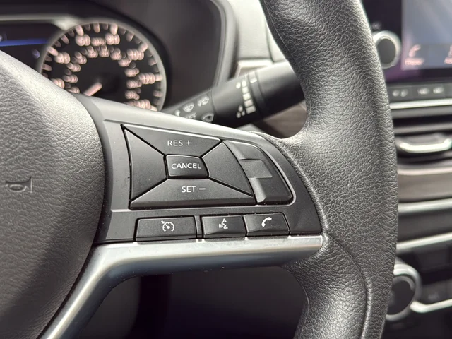Used 2025 White Nissan 2.5 SV image 17