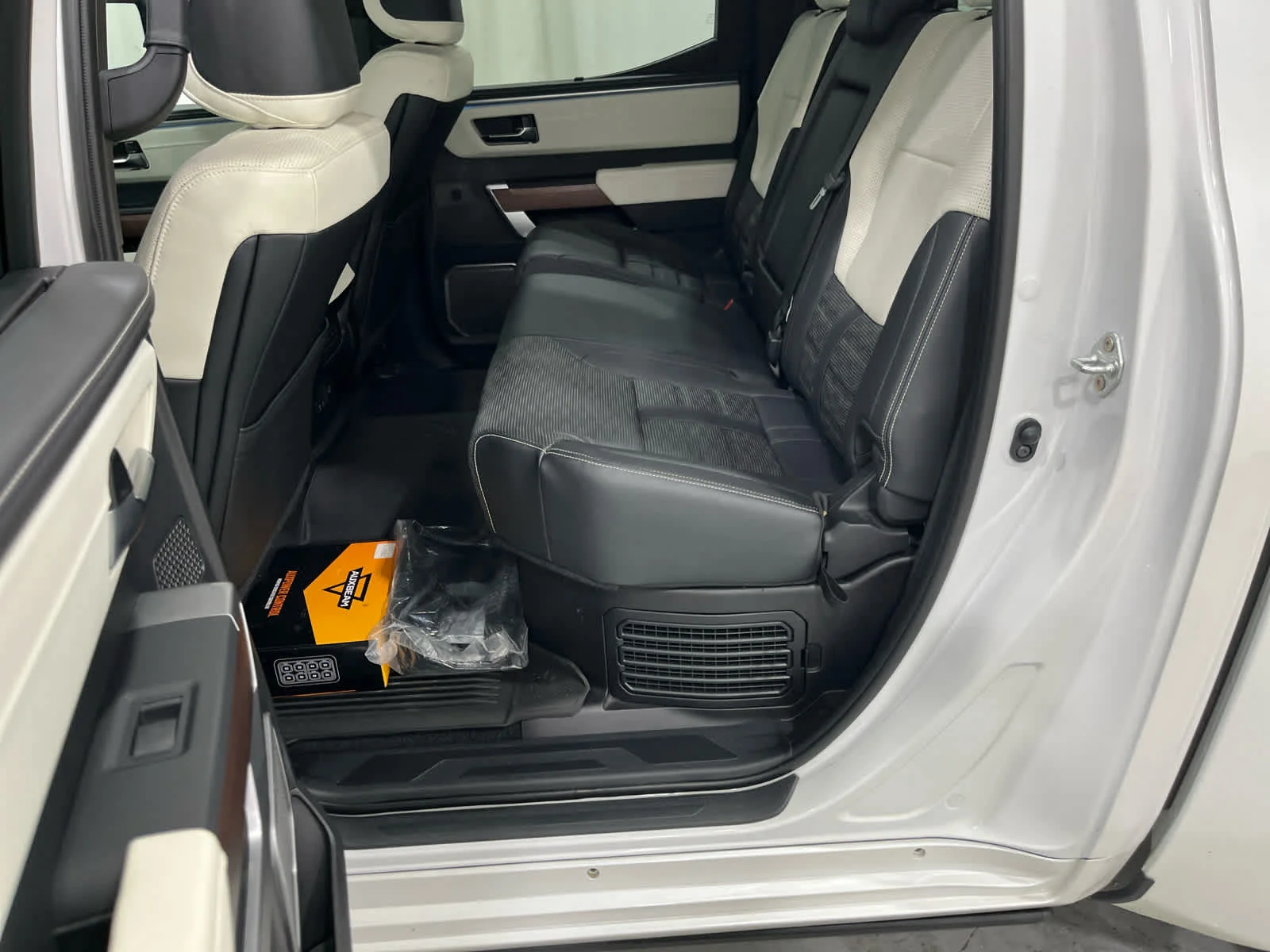 Used 2023  Toyota Capstone Hybrid image 13