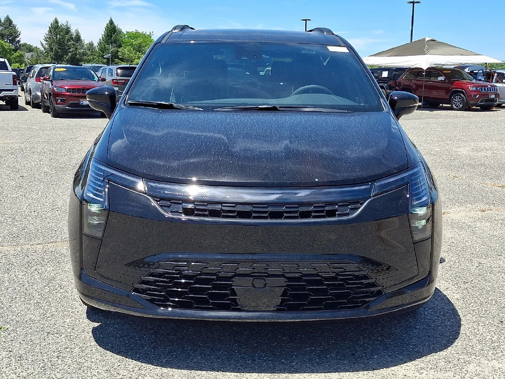 New 2027 Diamond Black Crystal Pearl-Coat Exterior Paint Chrysler Limited image 2
