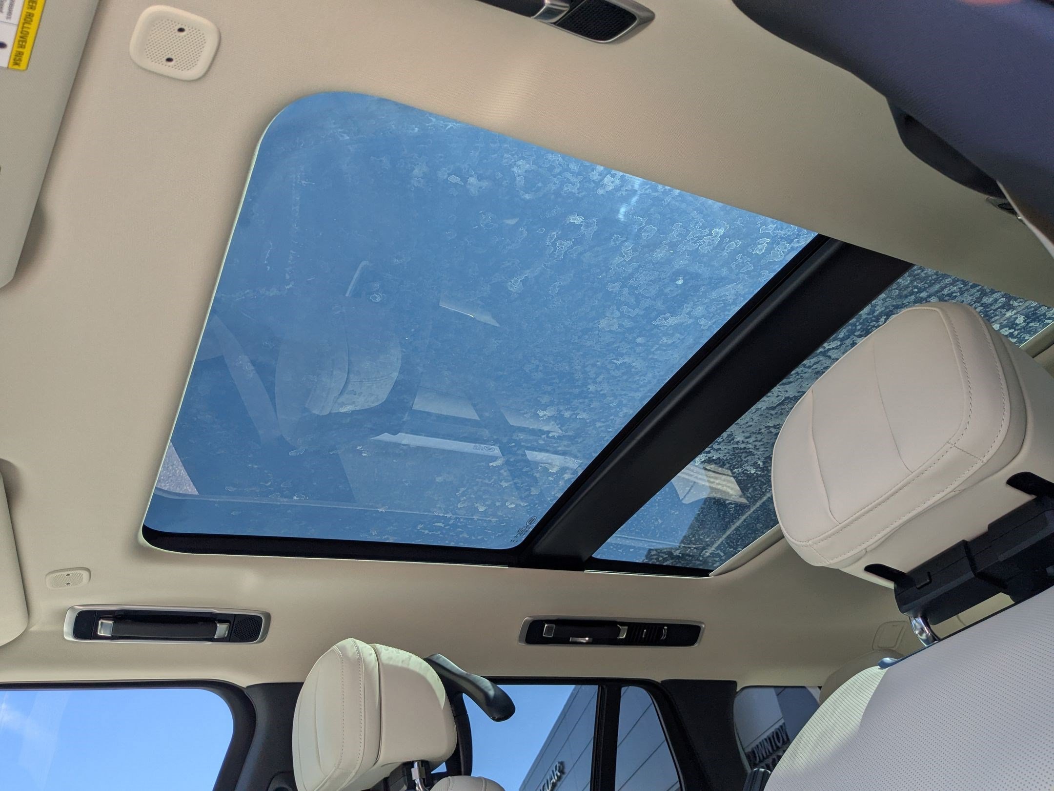 New 2026 Ostuni Pearl White Land Rover P530 SE image 26