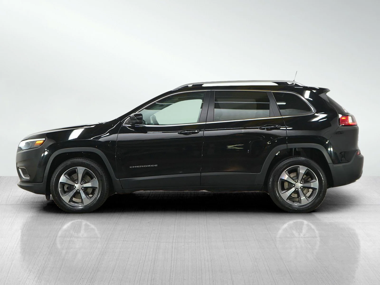 Used 2019 Jeep Cherokee Limited with VIN 1C4PJMDX5KD134721 for sale in Hopkins, Minnesota