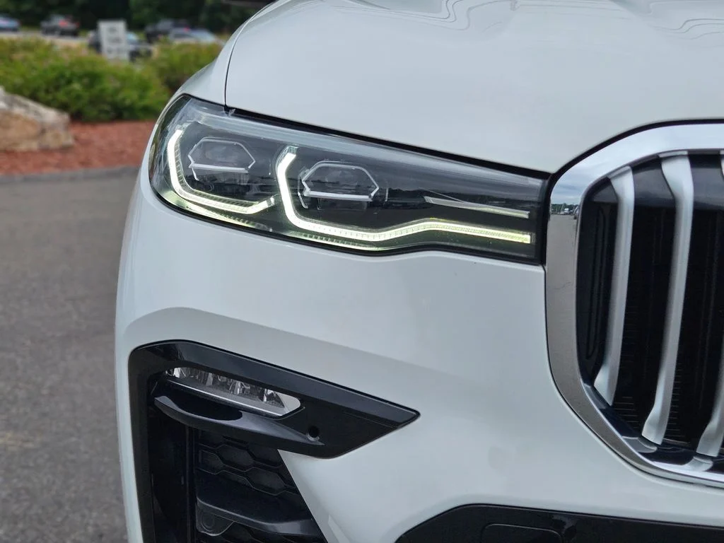 Certified Used 2022 Alpine White BMW xDrive40i image 9