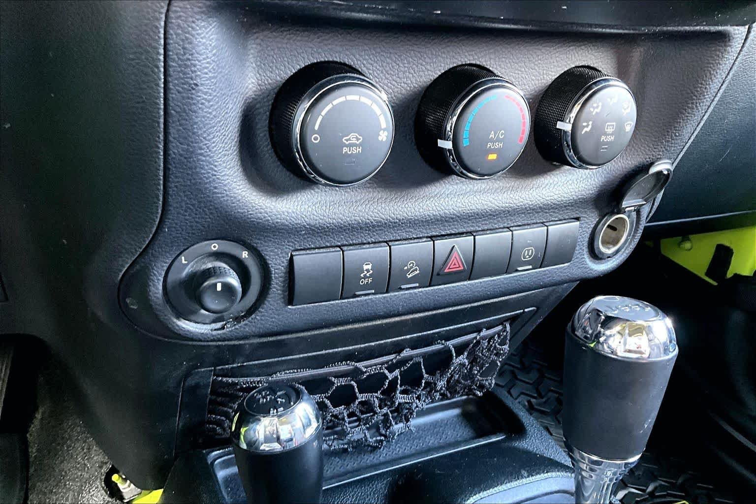 Used 2016 Hypergreen Clearcoat Jeep Sahara image 28