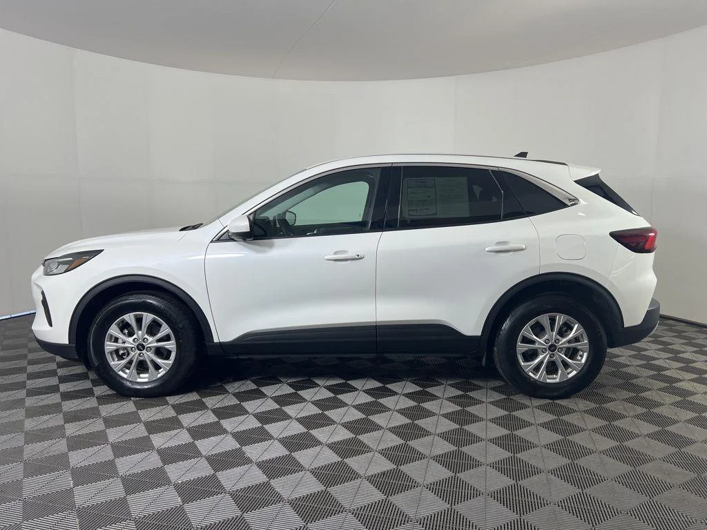 Used 2023 White Metallic Ford Active image 8