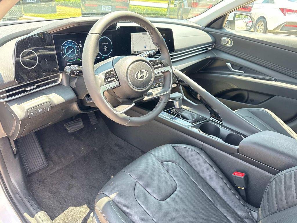 2025 Hyundai Elantra Limited - Photo 8