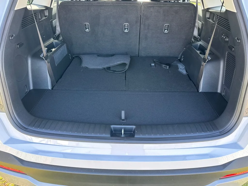 New 2026 Glacial White Pearl Kia LX image 18
