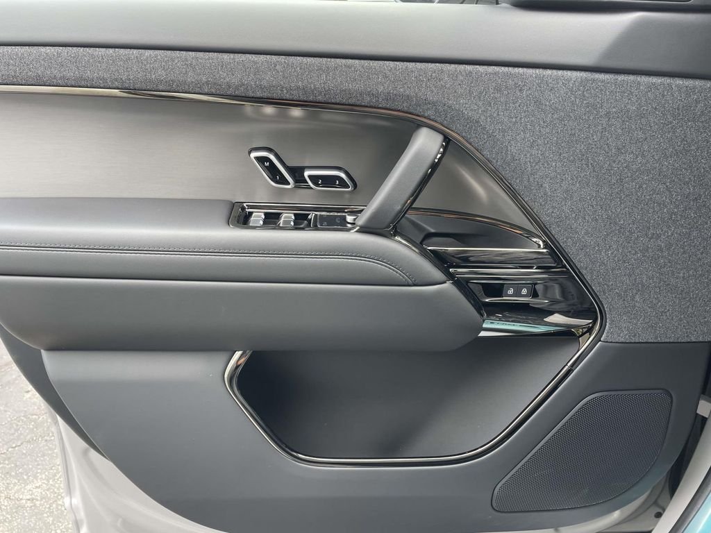 New 2026 Borasco Grey Land Rover SE image 31