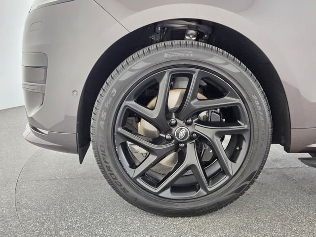 Used 2023 Gray Land Rover SE Dynamic image 9