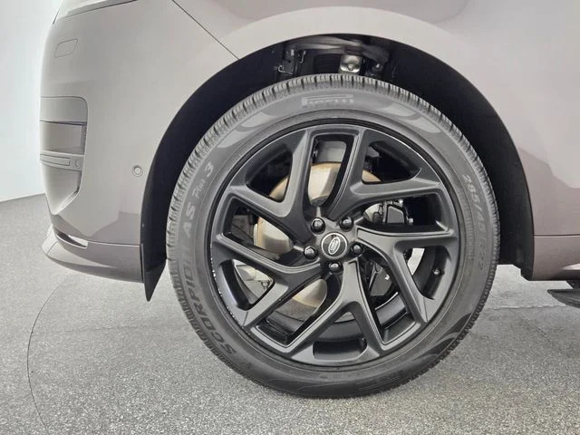 Used 2023 Gray Land Rover SE Dynamic image 9