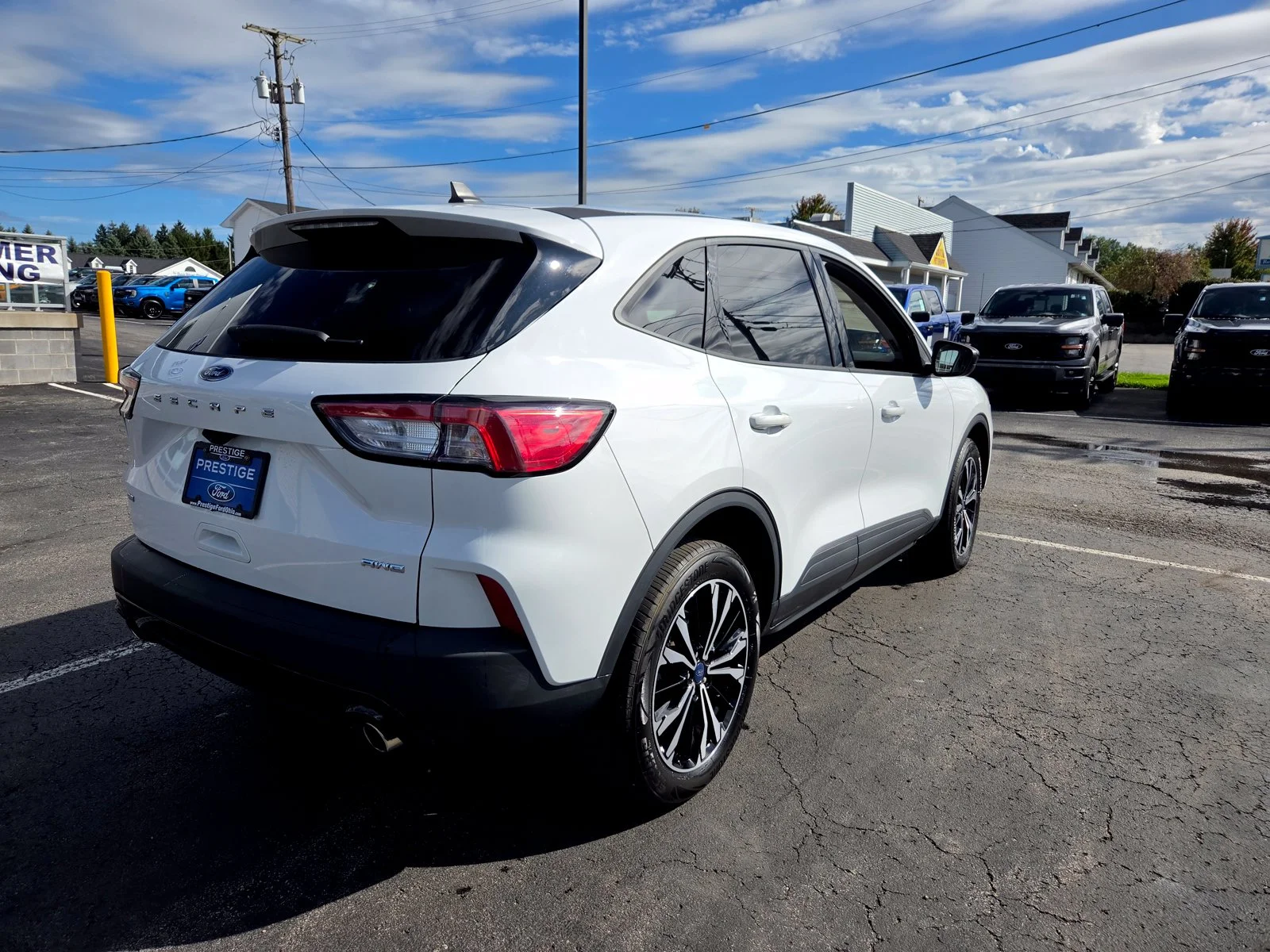 Used 2022 Oxford White Ford SE image 4