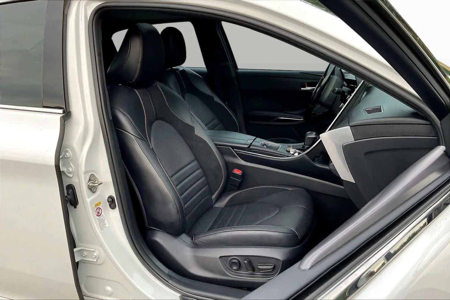 Used 2019 Wind Chill Pearl Toyota Touring image 9