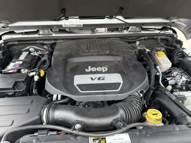 Used 2015 Billet Silver Metallic Clearcoat Jeep Unlimited Rubicon image 28