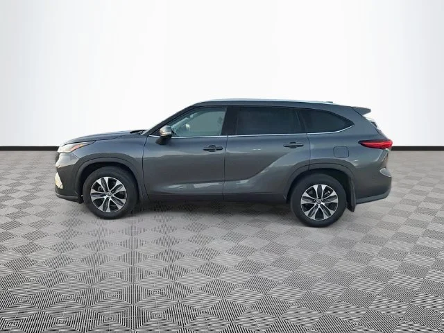 Used 2021 Magnetic Gray Metallic Toyota XLE image 4