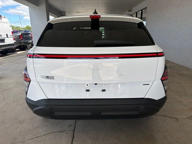 Used 2025 White Hyundai SEL image 4