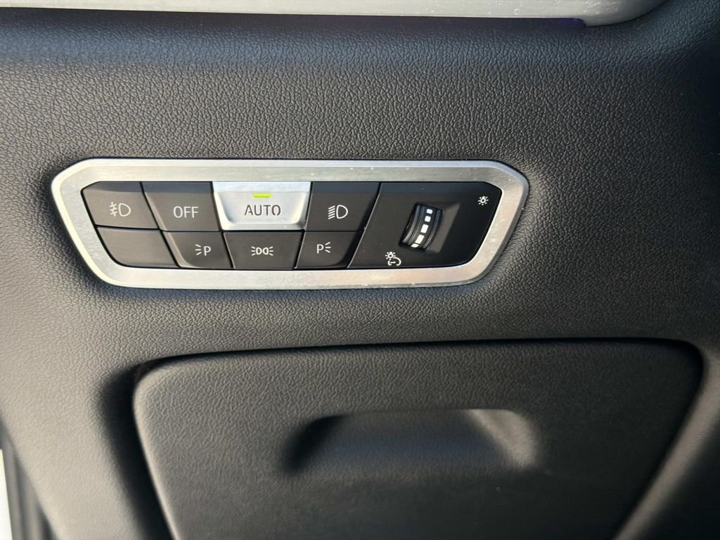 Used 2021 White BMW xDrive40i image 21