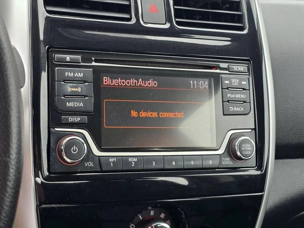 Used 2018 White Nissan 1.6 SV image 19