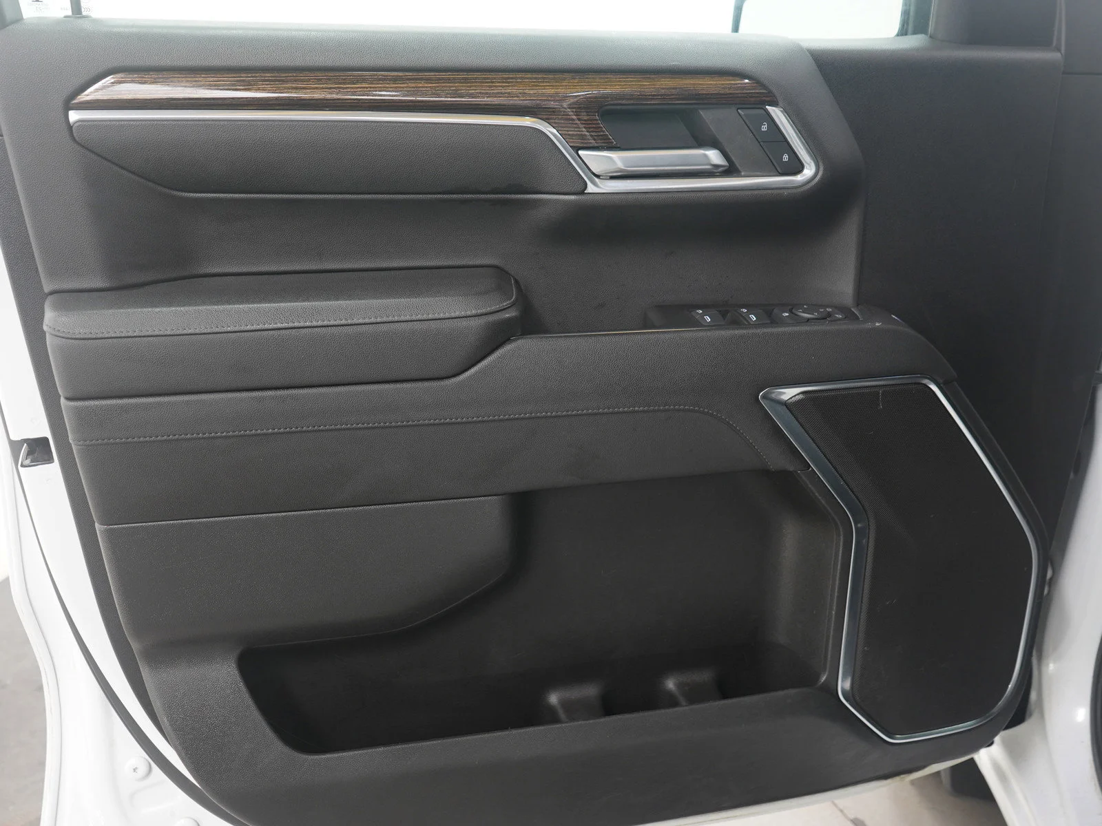 Used 2023 White GMC SLE image 22