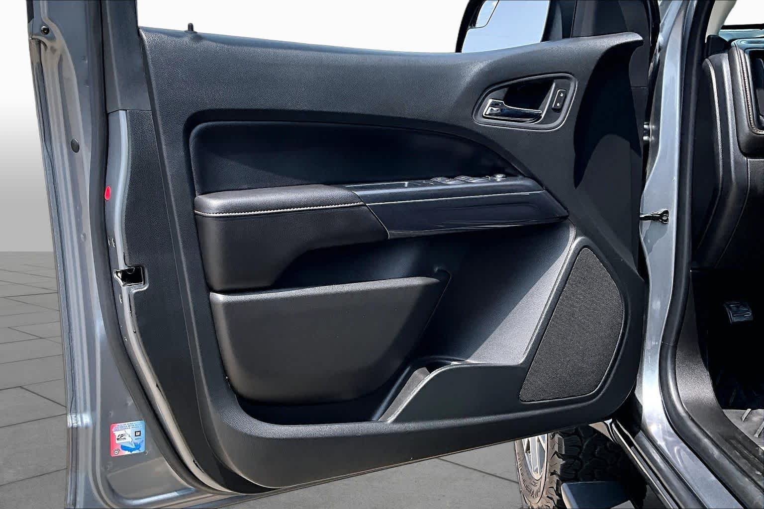 Used 2022 Satin Steel Metallic GMC 4WD AT4 w/Leather image 22